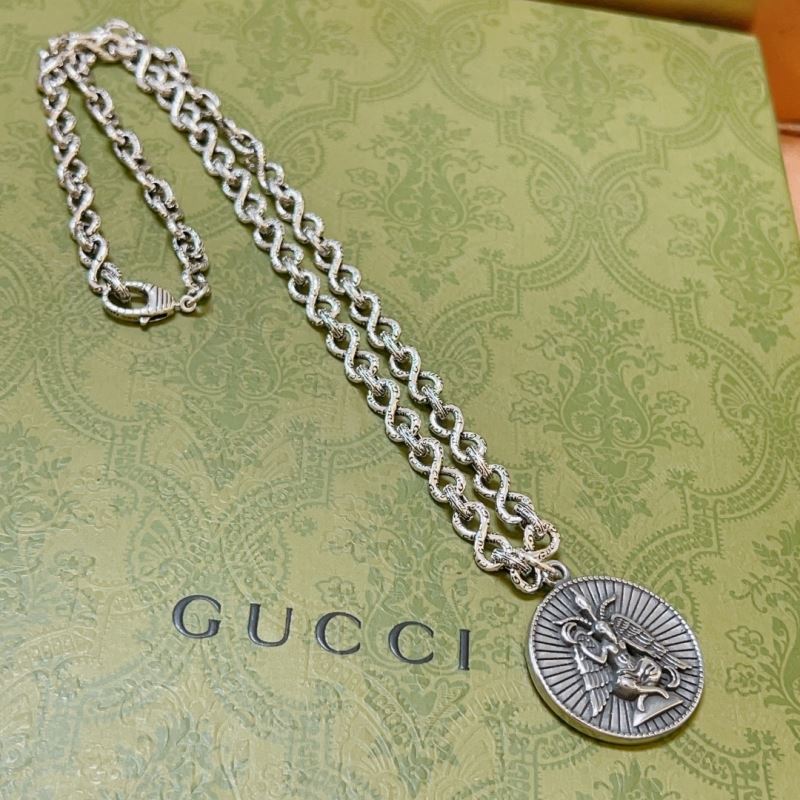 G*u*i necklaces